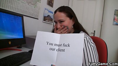 我抓住我的屁股热秘书，她扇了我一巴掌！